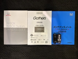 スマートキーは鍵をバッグに入れたままでもドアロックの開閉やエンジンのON・OFFができます。夜間や雨の日も鍵を探さなくて良いので便利です。