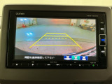 リバースギアに入れるだけで後方の表示へ切り替わります。夜間や雨の日の駐車も楽になりますよ。