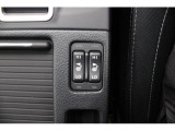 シートヒーターの操作スイッチです。中立でオフ、手前に倒すと低温、奥に倒すと高温でシートを温めてくれます。