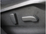 運転席と助手席は電動パワーシートが装備され、ドライバーの体系に合わせて細かいシートポジション設定が可能です!