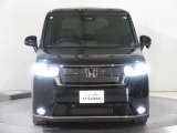 ハロゲンより明るく、より遠くまでさらなる安心感のあるLEDヘッドライトを採用。点灯忘れも防止できるオートライトコントロール機構付きです。