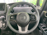 インテリアに合わせたデザインのステアリングは、運転される方のことも考え、運転しやすい形状、大きさです。是非一度、実際に触ってお確かめください。