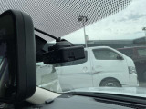 【ドライブレコーダー】走行中や駐車中の映像を高画質で記録し、事故やトラブル発生時の状況確認に役立つ安心装備。あおり運転対策や証拠保全にも有効で、日常のドライブをより安全にサポートします。