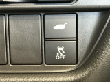 自動でリアゲートを開閉できる電動リアゲート、車がカーブの外側へ膨らんだり内側へ巻き込んだりする挙動を防止し安定した走行をサポートする横滑り防止装置付きです!