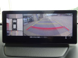 【360&deg;ビュー・モニター】前後左右4つのカメラ映像をさまざまな走行状況に応じて切り替えてセンターディスプレイに表示することで、駐車時や狭い道でのすれ違い時、見通しの悪い交差点進入時でも安心感を高めます。