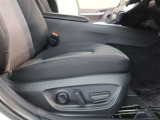 パワーシート搭載。微妙な調整が手軽にでき、ピッタリなポジションで運転することが可能です。