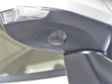 運転席側ミラーの下にはカメラを装備しています。