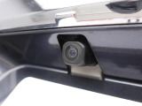後退時に車両の後ろ側をモニター画面に表示します。車庫入れなどでバックする際に後方確認ができて便利です。車庫入れが苦手な人もこれで安心。
