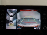 パノラミックビューモニター付きです。車両を上から見たような映像をディスプレイオーディオ画面に表示。運転席からの目視だけでは見にくい、車両周辺の状況をリアルタイムでしっかり確認できます。