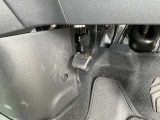パーキングブレーキは、足踏み式です。