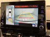 車庫入れなど後進運転時に死角をモニターで確認ができて安全です♪ ステアリング操作の参考になるガイド線も表示しますので車庫入れがニガテな方も安心ですネ!