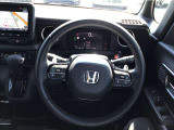 【ハンドル】運転にかかわる様々な操作を安全に行えるように視点移動が少なく、操作性に配慮されたスイッチ類が凝縮されたコックピット。
