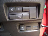運転席右側には電動スライドドア等の各種スイッチがまとめられています!