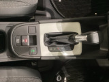 「e:HEV」は、モーター走行を中心にしながら電気エネルギーやエンジン動力を最も効率よく使い分けることができる賢いハイブリッドシステムです。サイドブレーキはスイッチ操作の電子制御パーキングブレーキです
