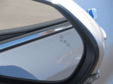 隣車線を走る車両をレーダーで検知し、ドアミラーでは確認しにくい後側方エリアに存在する車両に加え、急接近してくる車両も検知します。車両を検知するとドアミラーに搭載されたLEDインジケーターが点灯します。