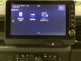 オートエアコンがついてますので、簡単操作で快適に過ごせます。リア熱線のスイッチの中にサイドミラーヒーターも入っています。パネル内のシートヒータースイッチは前席の左右別々に2段階で温度設定ができます。