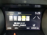 【ブラインドスポットモニター】隣の車線を走る車をレーダーで検知。ドアミラーでは確認しにくい後方エリアの車を検知して、ドアミラーに搭載されたLEDインジゲーターが点灯して注意を喚起してくれます。