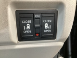 【両側パワースライドドア】両側がパワースライドドアになっており、運転席のスイッチやスマートキーでも開閉が可能です!開口部も広いので乗り降りも楽々♪