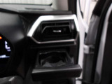 運転席のカップホルダーはエアコンの吹き出し口にありますので冷やしたり温めたりすることが出来ます☆