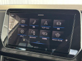 携帯とBluetoothで接続することができ、車載モニターに大きくGoogle Mapを映し出したりドライブ中に音楽を流したりすることが出来ます。