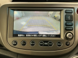 リバースギアに入れるだけで後方の表示へ切り替わります。夜間や雨の日の駐車も楽になりますよ。
