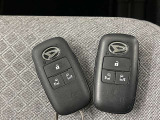 スマートキーをポケットやバッグに携帯していれば、キーを取り出すことなくドアハンドルを握り解錠、ドアハンドルのセンサーに触れるだけで施錠できます。