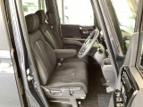 フロント広々、ベンチシートの運転席は、ハイトアジャスターが付いているので、快適にドライブができます。ハンドルはチルトステアリングで、ハンドル位置を上下に調節できます。