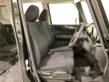 女性でも運転がしやすいように、シートの高さ調整機能(シートリフター)がついています。運転席と助手席の間が空いている為、助手席側への移動がスムーズです。交通量の多い道でも助手席側から乗り降りができます。