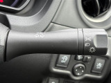 【オートライト(AUTO)】外の明るさをシステムが感知して、自動でヘッドライトが点灯します。ヘッドライトをつけ忘れを防ぐ便利機能です。