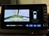 リバースギアに入れるだけで後方の表示へ切り替わります。夜間や雨の日の駐車も楽になりますよ。