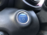 エンジンスタートボタンです。キーが車内にあれば、エンジンの始動・停止はブレーキを踏んでスイッチを押すだけ!キーを取り出す手間を省き、ワンプッシュでエンジンを操作するので簡単でスムーズです。