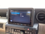 HondaCONNECT対応の便利なナビディスプレー。お持ちのスマートフォンと連携して、ナビやBluetoothでの音楽再生が可能です。デザインはもちろん、操作性も良好です。