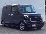 狭い駐車場でも、スライドドアならチャイルドシートへのお子さまの乗降や荷物の積載もスムーズ。とても便利な【助手席側。電動スライドドア】ドアハンドを少し引くだけでリアドアが自動開閉します。