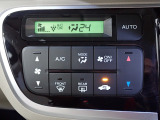 運転席からも手が届きやすく、操作しやすい空調コントロールパネル。オートエアコンなので操作の煩わしさが無くオールシーズン快適にドライブできます。快適空間で運転に集中できますね。