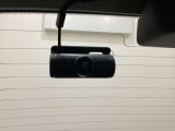 後方にもドライブレコーダーのカメラが付いています。前後両方でお車の周りを監視・記録いたします。