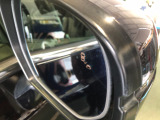 【ブラインドスポットインフォメーション】走行中に、斜め後ろの車を検知すると、ドアミラーのマーク点灯にてお知らせします。