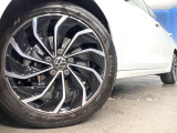 ●純正17インチアルミホイール:輸入車ならではの卓越した走りを支えるホイールと足回りです!日本車の走りに慣れている方にもぜひ体感して頂きたいほど、高いレベルでまとまっています!