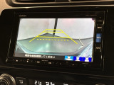 リバースギアに入れるだけで後方の表示へ切り替わります。夜間や雨の日の駐車も楽になりますよ。