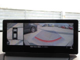 車体がシースルー(透過)して周囲の見通しを高めた設計の『360&deg;シースルービューモニター』を搭載。大きな車体でも、上空から見下ろす正確な視点で、狭い道や駐車をサポートします。