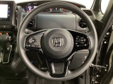 ハンドルにHondaセンシング系のクルーズコントロールやレーンキープアシストなどのスイッチと、オーディオの操作スイッチが装備されています。ハンドルから手を離さず安全に操作できます。
