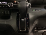 CVT車のセレクトレバーです。低速から高速まで、変速ショックのないスムーズな走りを実現するとともに、エンジン効率のよい領域を維持することで燃費にも貢献します。