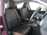 【清潔感のある運転席&助手席】隅々までクリーニングの行き届いた運転席&助手席。目立ったシミや汚れ等もございません。快適なドライブをどうぞ。