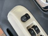 狭い駐車場で便利な電動格納ドアミラーが付いています。