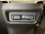 ETCがついています。高速道路の料金所の通過も楽々です。 カードの取り出しもしやすい場所についています。