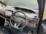 ガラスエリアが広く見晴らしのいい運転席。疲れにくいシートと相まって、安全快適に日常をサポートしてくれます。