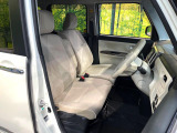 運転席まわりには十分なスペースがあり、大柄な方でもゆったり運転していただける環境です。