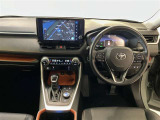運転席周りのレイアウトをご覧ください。ナビゲーションが綺麗に装着されすっきり収まってますね!