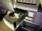 運転席からも助手席からも自由に使えるドリンクホルダーもついております。【アクセサリーソケット】電源からケーブルをつなげば、スマートフォンなどの電子機器の充電などを行うことができます!