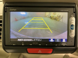 リバースギアに入れるだけで後方の表示へ切り替わります。夜間や雨の日の駐車も楽になりますよ。