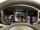 スピードメーターとタコメーターを大きく配した見やすいメーター部になっています。右側のインフォメーション画面でオドメーターや燃費などの情報を確認できます。